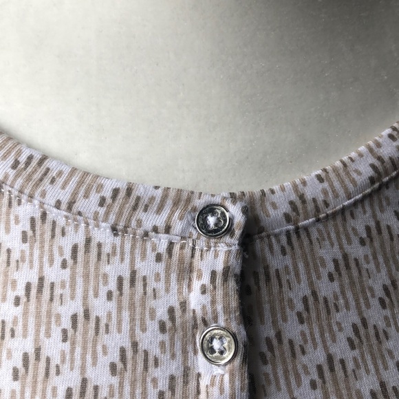 🌺Liz Claiborne soft tee w/ 5 buttons & a pocket🌺 - Picture 5 of 5